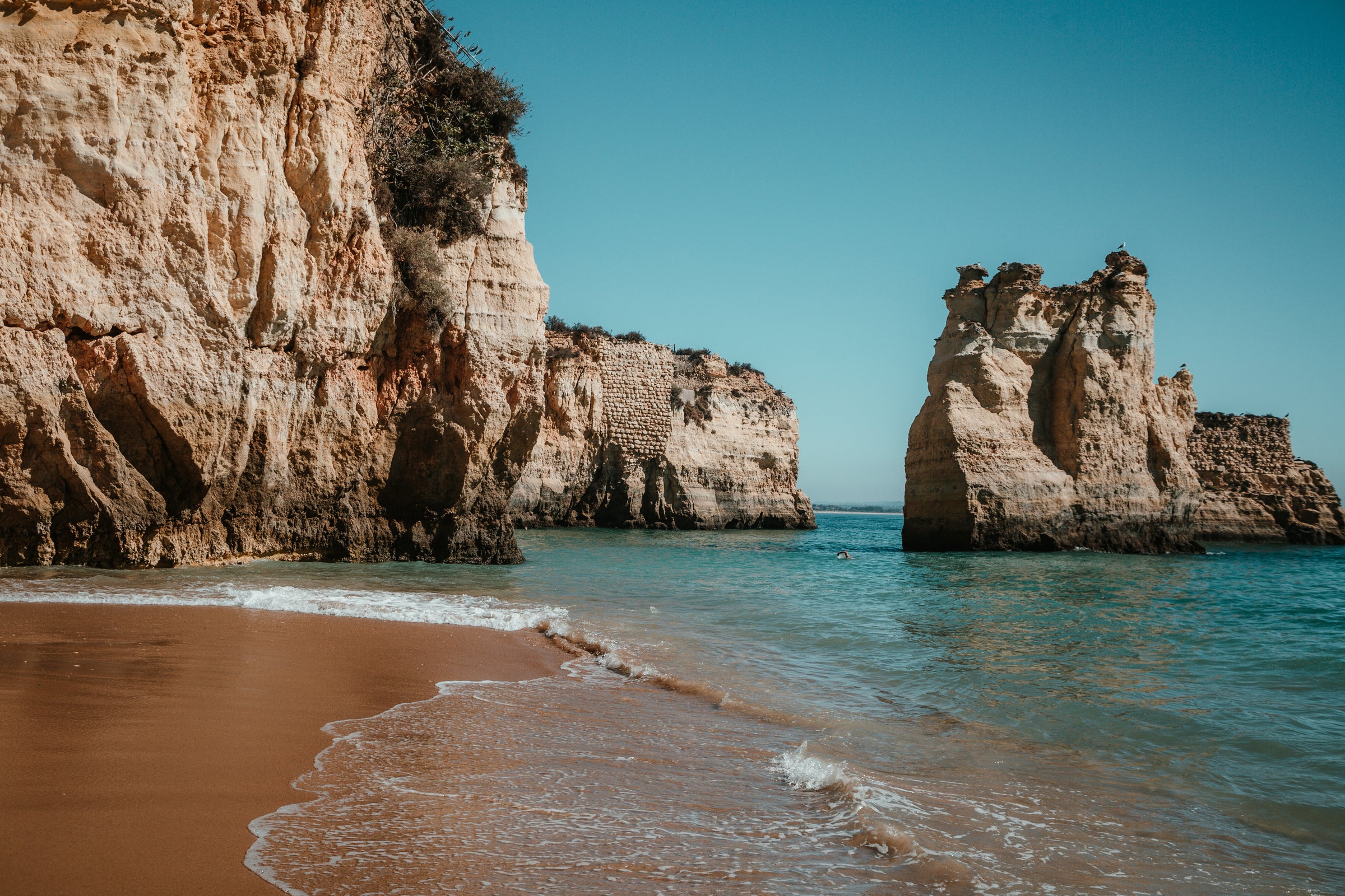 sandy-beach-by-rocky-cliffs